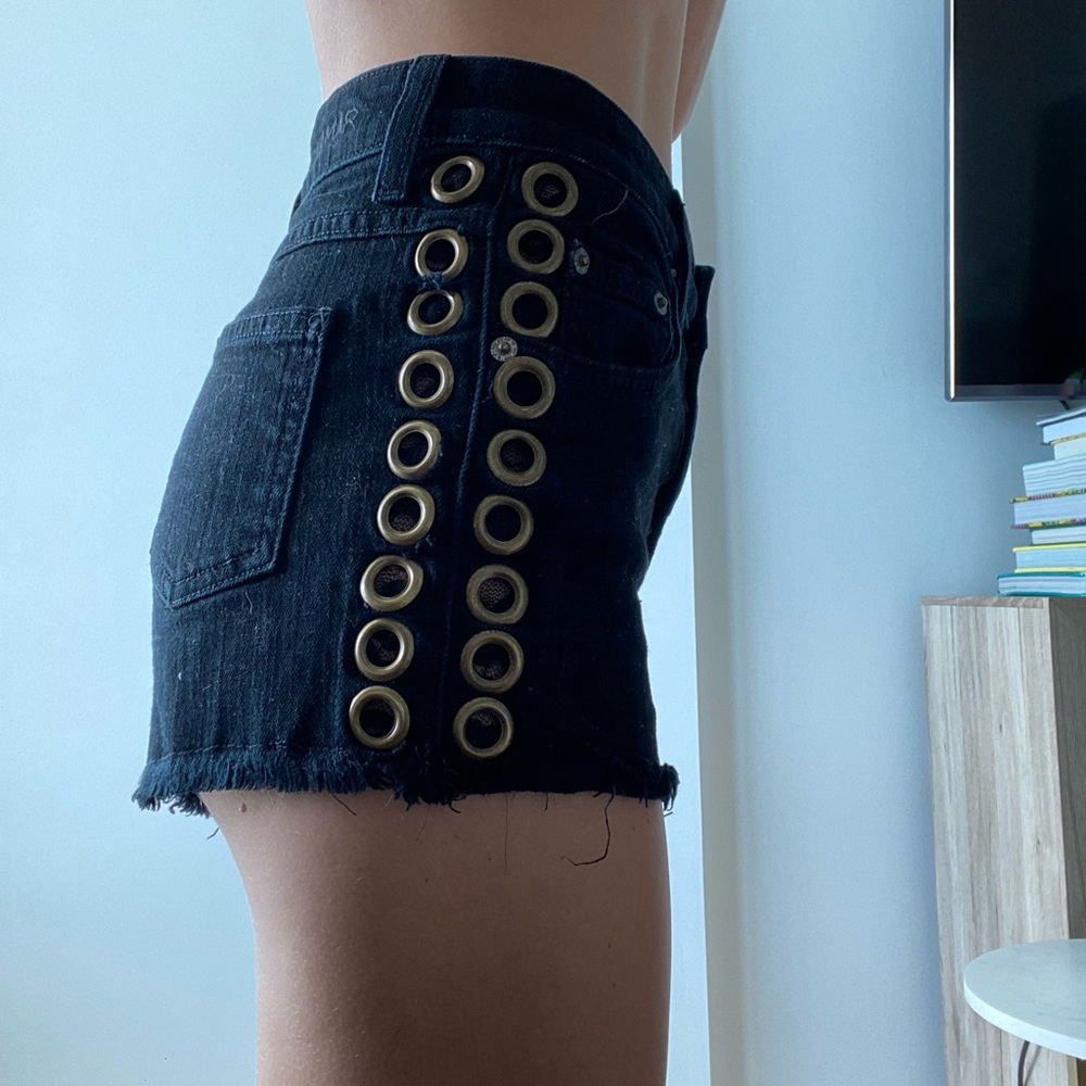 CARMAR SIZE 24 BLACK DENIM SHORTS WITH GOLD RING SIDE DETAIL